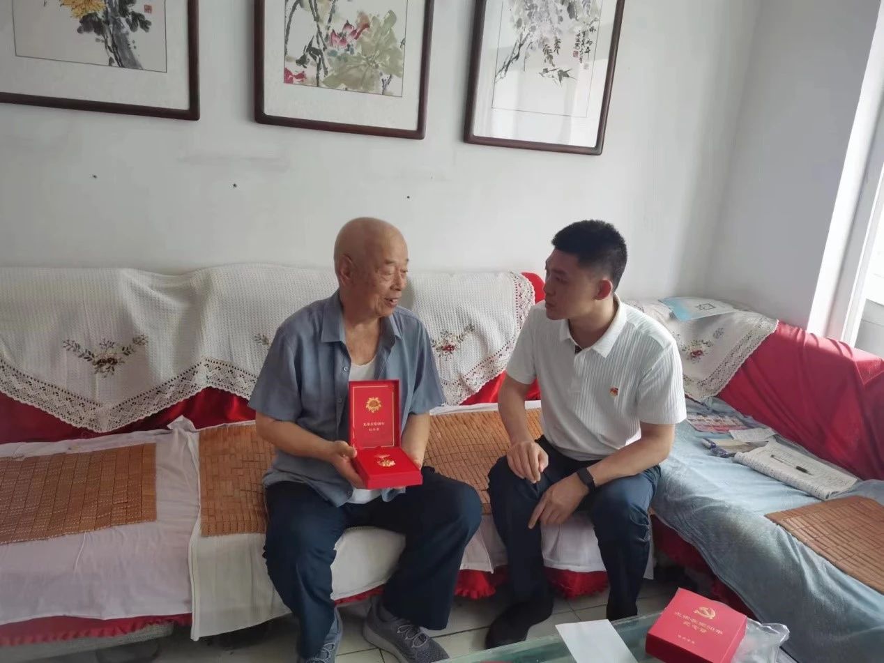 校领导带队走访慰问“光荣在党50年”老党员